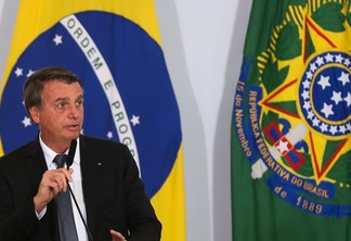 O presidente Jair Bolsonaro participa da solenidade de assinatura dos decretos do Auxílio Gás e do Programa Alimenta Brasil,  no Palácio do Planalto.
Foto: Valter Campanato/Agência Brasil