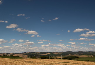 Foto de céu azul com poucas nuvens.