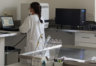 A imagem mostra um laboratório de análise no Paraná A imagem mostra um laboratório de análise no Paraná