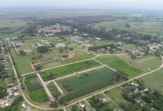 A foto mostra um terreno onde acontece o evento de abertura da colheita do arroz no Rio Grande doo Sul