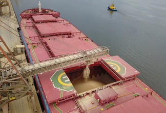 A foto mostra um navio sendo carregado com soja no Porto de Paranaguá, no Paraná