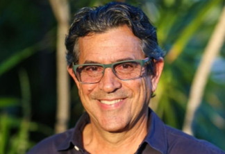 Foto de homem sorrindo. Ele é branco, tem cabelo castanho grisalho e usa óculos. Foto de homem sorrindo. Ele é branco, tem cabelo castanho grisalho e usa óculos.