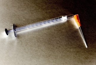 A foto mostra uma seringa A foto mostra uma seringa