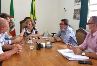 Acompanharam a reunião o primeiro vice-presidente da entidade, Mauro Antônio Gobbi, e o suinocultor e empresário Sady José Acadroli, de Rodeio Bonito.
Foto: Divulgação Acompanharam a reunião o primeiro vice-presidente da entidade, Mauro Antônio Gobbi, e o suinocultor e empresário Sady José Acadroli, de Rodeio Bonito.
Foto: Divulgação