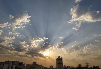 A foto mostra a cidade de Porto Alegre, no Rio Grande do Sul. Aparecem prédios e o sol entre poucas nuvens A foto mostra a cidade de Porto Alegre, no Rio Grande do Sul. Aparecem prédios e o sol entre poucas nuvens