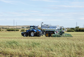 Foto de trator em meio a área agrícola. Foto de trator em meio a área agrícola.
