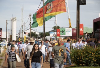 Mesmo com a previsão de chuva o parque de exposições da feira recebeu grande público nesta quarta. 
Foto: Bruna Scheifler/Destaque Rural Mesmo com a previsão de chuva o parque de exposições da feira recebeu grande público nesta quarta. 
Foto: Bruna Scheifler/Destaque Rural
