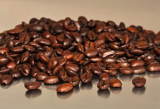 A foto mostra grãos de café torrados