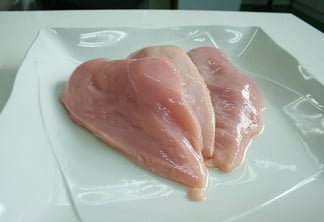 Imagem mostra peito de frango