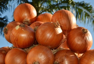 Foto de cebolas empilhadas. Foto de cebolas empilhadas.