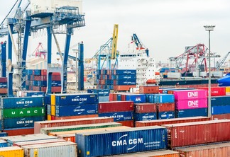 A foto mostra containers em um porto