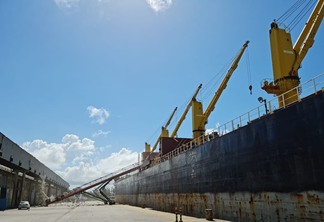 Foto de navio em porto.