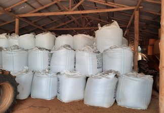 A foto mostra bags de fertilizantes