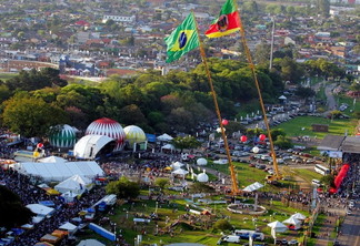 Foto aérea da Expointer, com pavilhões e bandeiras do RS e Brasil, Foto aérea da Expointer, com pavilhões e bandeiras do RS e Brasil,