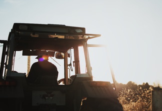 Foto de homem em cabine de máquina agrícola. Ele está de costas. Foto de homem em cabine de máquina agrícola. Ele está de costas.