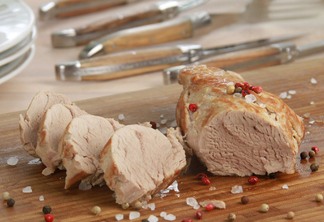 Foto de pedaços de carne suína sobre tábua.