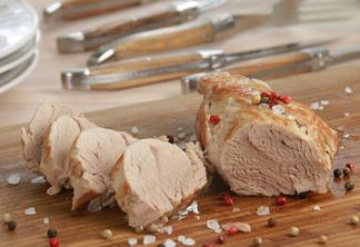 Foto de pedaços de carne suína sobre tábua. Foto de pedaços de carne suína sobre tábua.