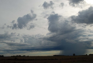 Foto de céu nublado com nuvens escuras. Foto de céu nublado com nuvens escuras.