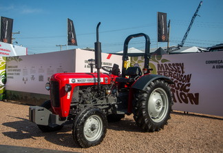 Foto de trator pequeno e vermelho da Massey Ferguson. Foto de trator pequeno e vermelho da Massey Ferguson.
