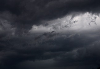 Foto de céu com nuvens escuras. Foto de céu com nuvens escuras.