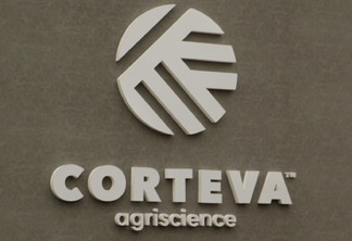 Foto com logo da Corteva. Foto com logo da Corteva.