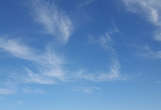 Foto de céu azul quase sem nuvens.