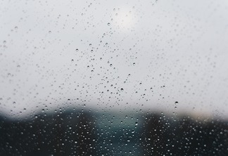 Foto de gotas de chuva em janela.