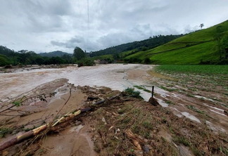 Foto de área alagada com muito barro.