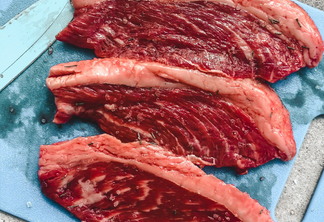 A foto mostra pedaços de carne