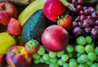 Foto de frutas como ameixa, morango e uvas.