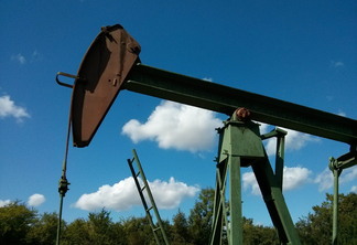 A foto mostra uma plataforma de extração de petróleo no solo