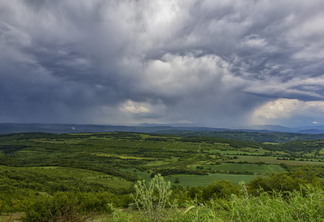 A foto mostra nuvens de chuva e pastagem