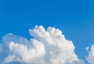Foto de nuvem em céu azul.