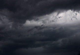 Foto de nuvens escuras e carregadas no céu.