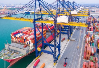 Foto de navio em porto com conteiners. Foto de navio em porto com conteiners.