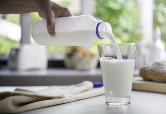 O volume de lácteos importados permaneceu praticamente estável em fevereiro | Foto: Envato 