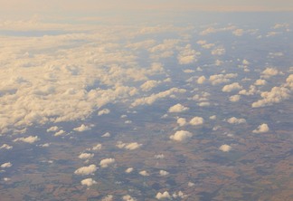 Foto de nuvens sobre área.