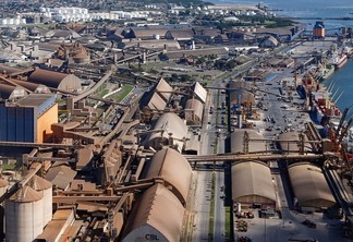 Imagem aérea mostra estrutura de armazéns no Porto de Paranaguá, no Paraná.