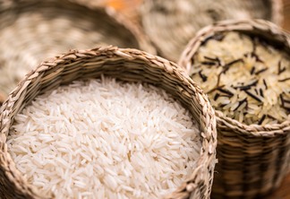 A foto mostra grãos de arroz em cestos de vime.
