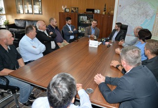 imagem mostra representantes da Cooperativa durante reunião