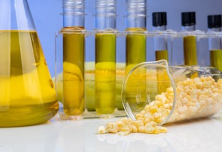 Close-up de biocombustível etanol derivado de labirinto de milho com tubos de ensaio de taça em laboratório