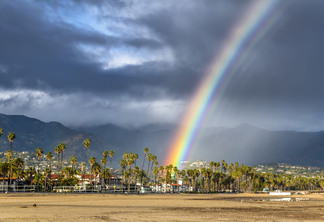 Arco-íris durante a tempestade em Santa Barbara