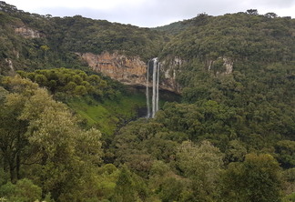 Cachoeira em relevo montanhoso em canela, rio grande do sul