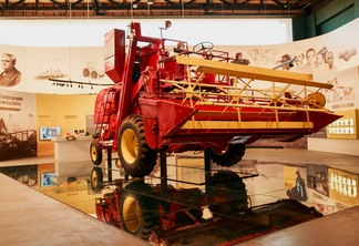 A primeira colheitadeira automotriz produzida no Brasil é um dos itens do acervo. A máquina transformou os rumos da agricultura nacional.
Felipe Pacheco / Divulgação MEA
