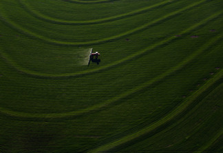 Máquina agrícola realizando tratamento em lavoura. Máquina agrícola realizando tratamento em lavoura.