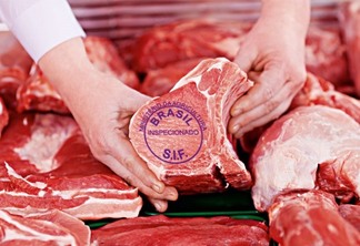 mãos segurando um pedaço de carne