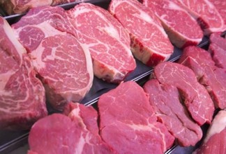 Carne picada em uma mesa Carne picada em uma mesa