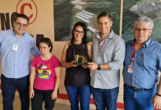 Neuza, primeira colocada, recebe troféu durante o Show Rural Neuza, primeira colocada, recebe troféu durante o Show Rural