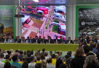 Pessoas reunidas em uma sala Pessoas reunidas em uma sala