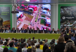 Pessoas reunidas em uma sala